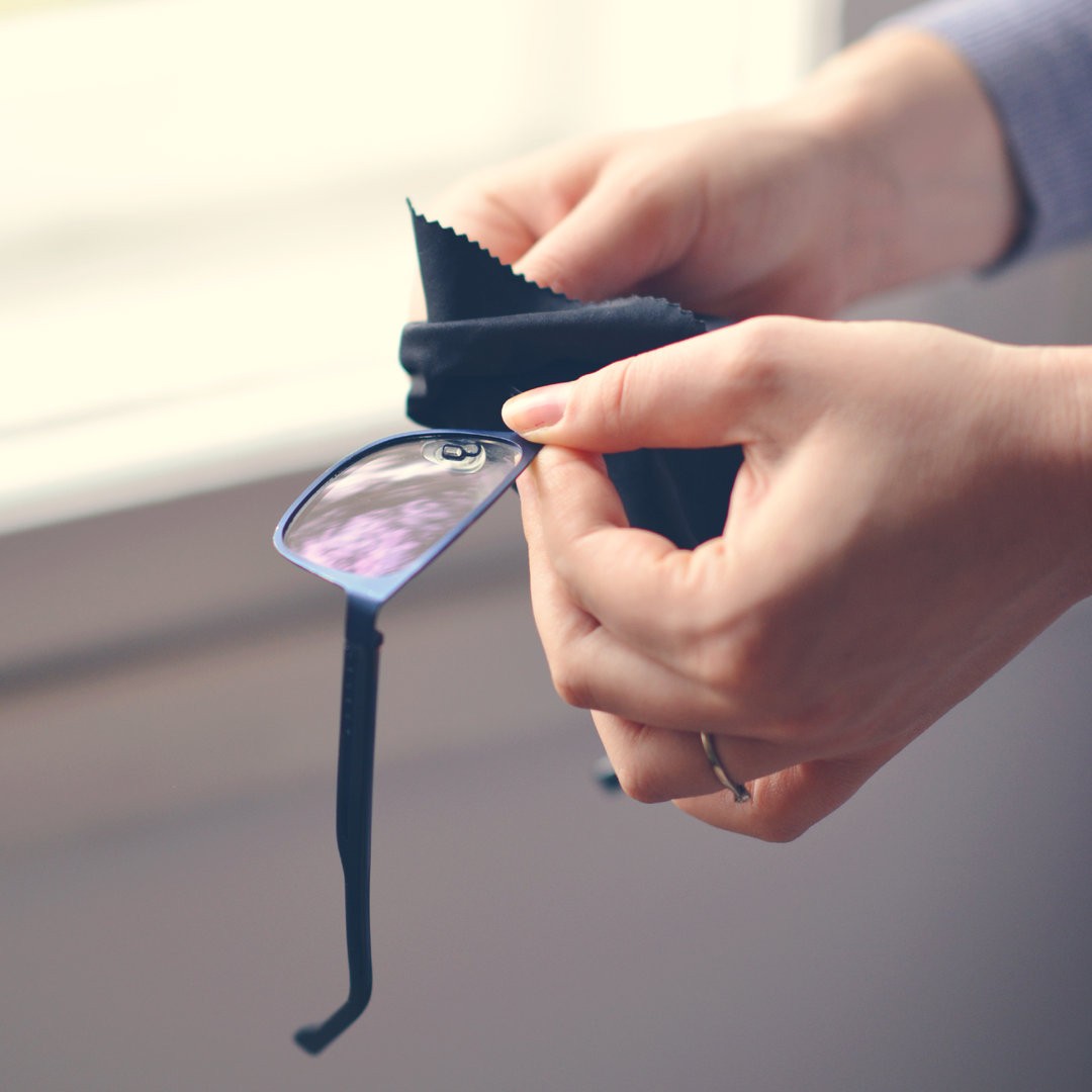 Cómo limpiar tus gafas para que no se rayen | General Optica