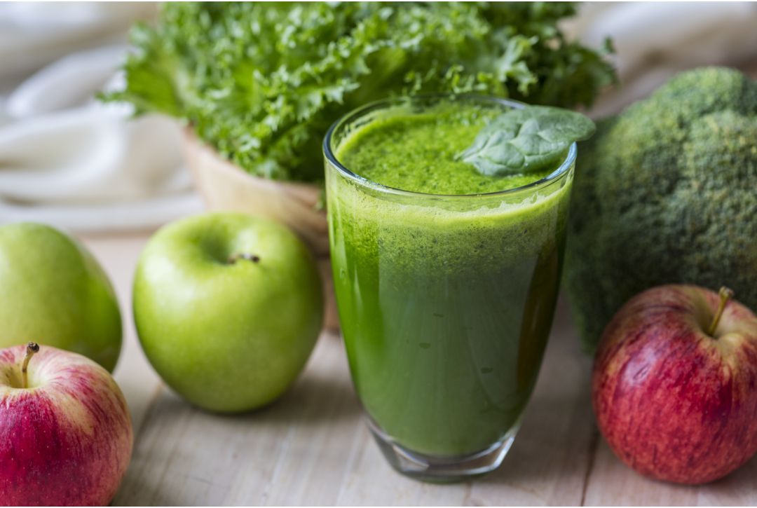 Lechuga, brócoli, manzanas y zumo de espinacas