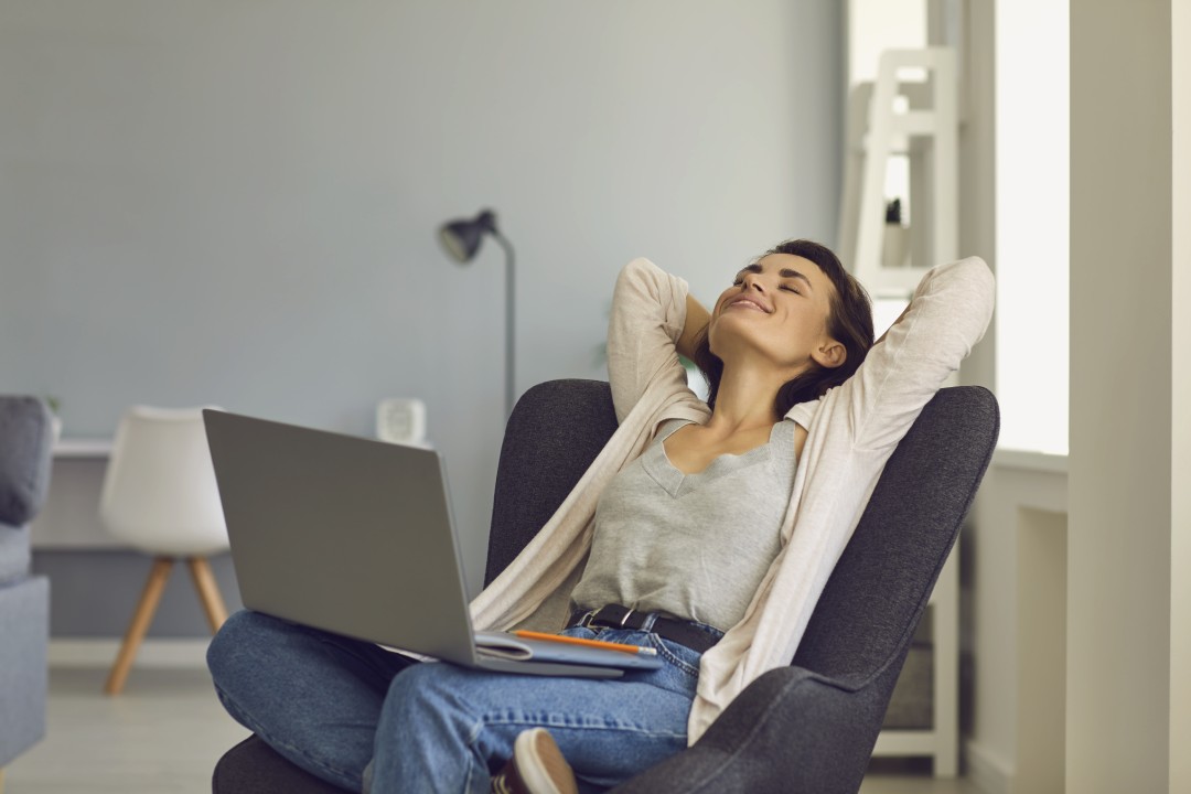 Mujer cerrando los ojos para descansar después de mirar al ordenador