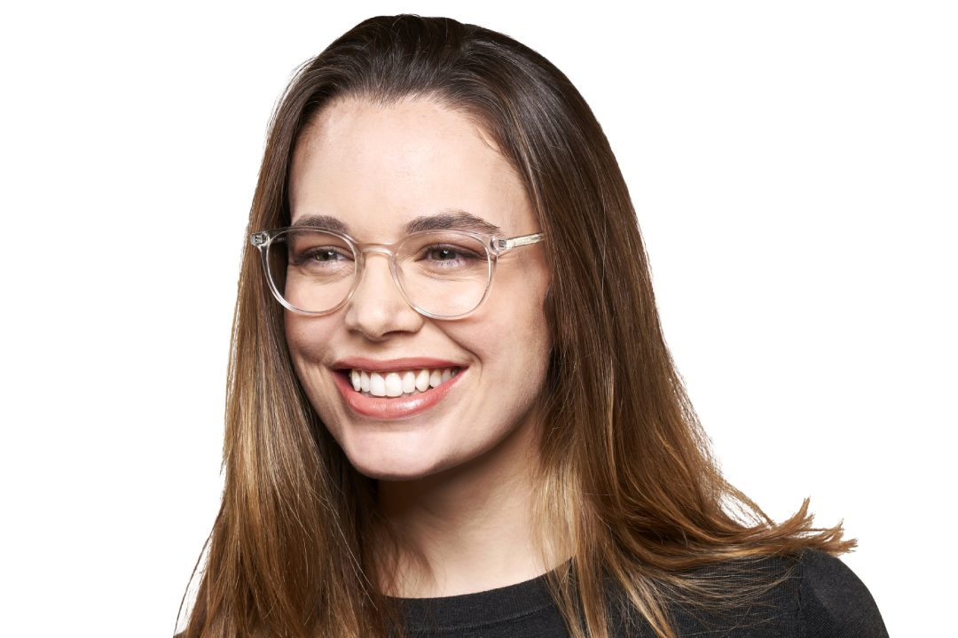  Mujer con gafas para corregir la hipermetropía