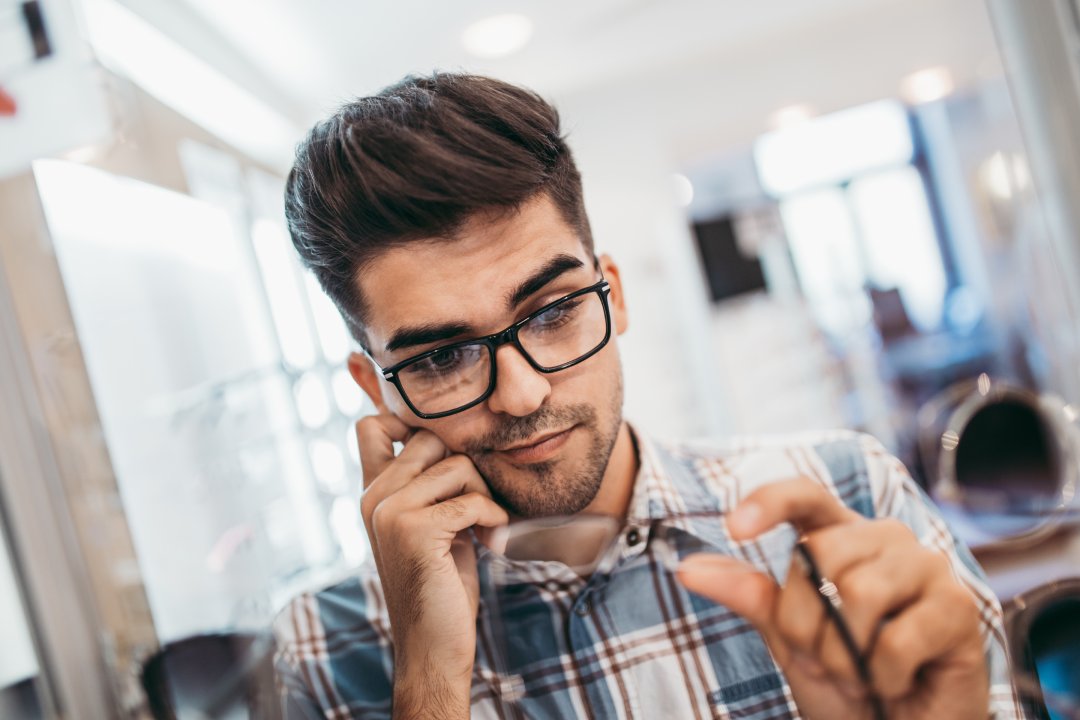 Un miope eligiendo gafas para ver bien