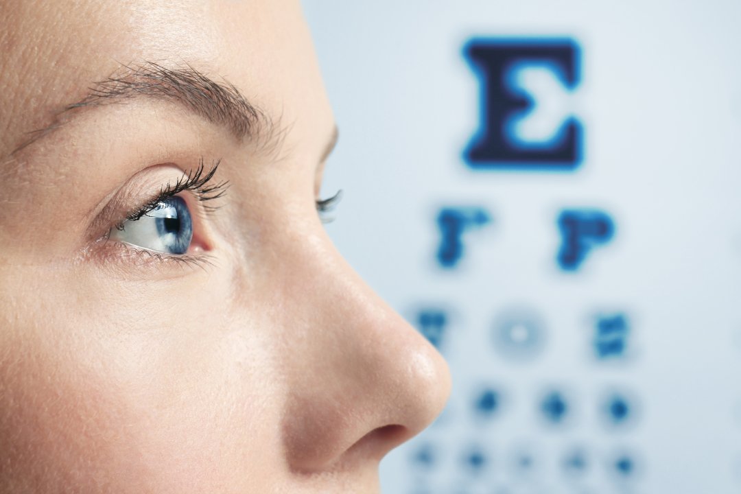 Mujer realizando una revisión oftalmológica