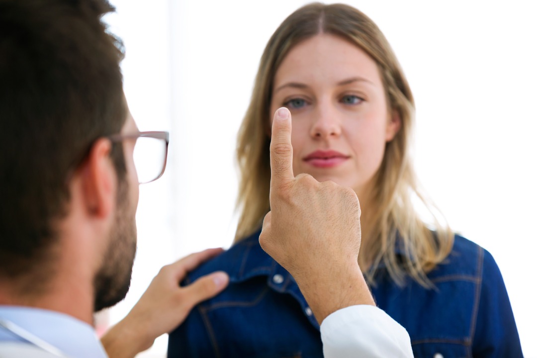 Mujer realizando terapia visual con un oculista