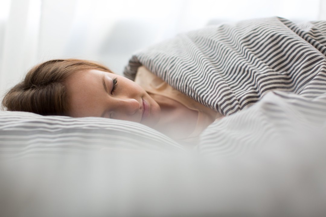 Mujer durmiendo con lentillas nocturnas