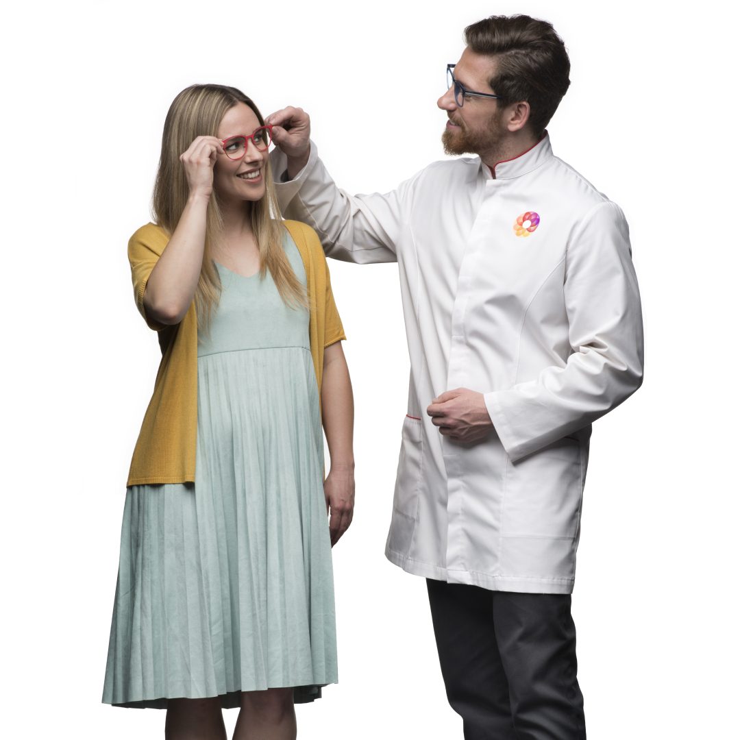 Óptico recomendando gafas de presbicia a una mujer