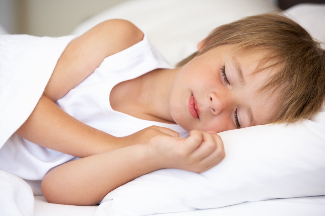 Niño durmiendo con lentillas de ortoqueratología