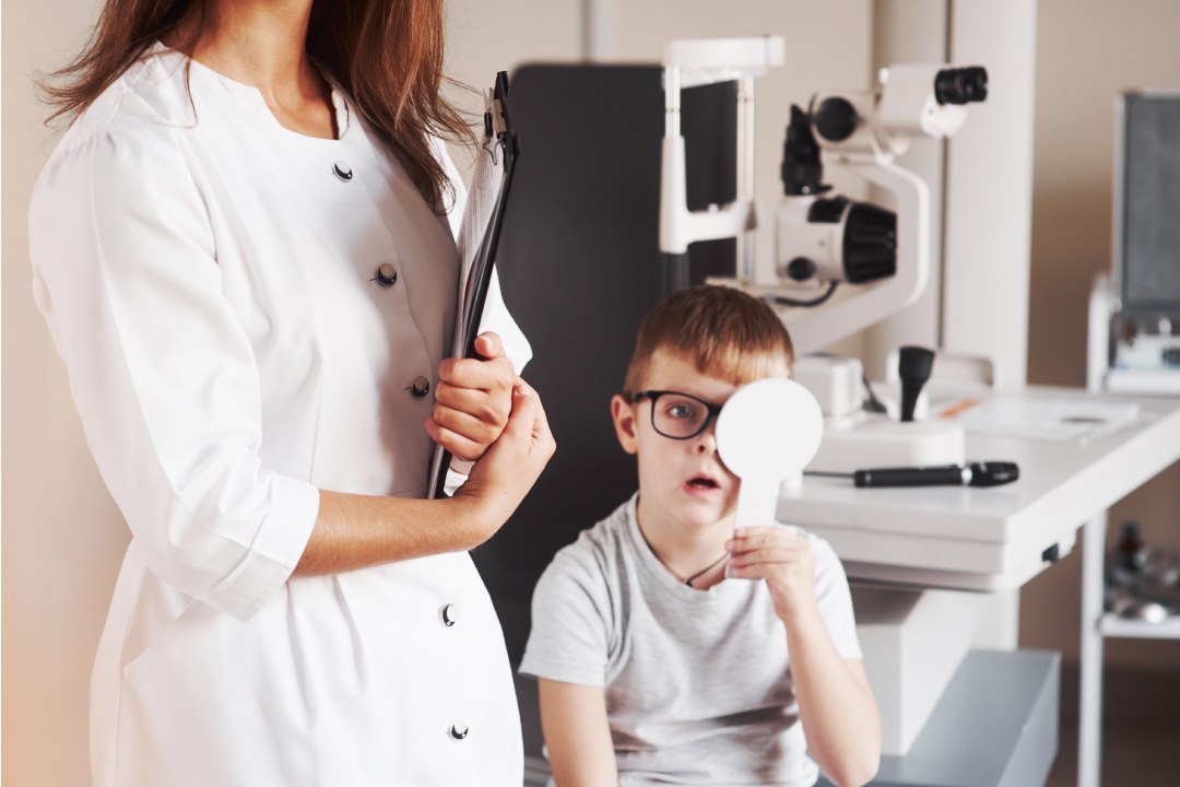 Niño con un ojo tapado