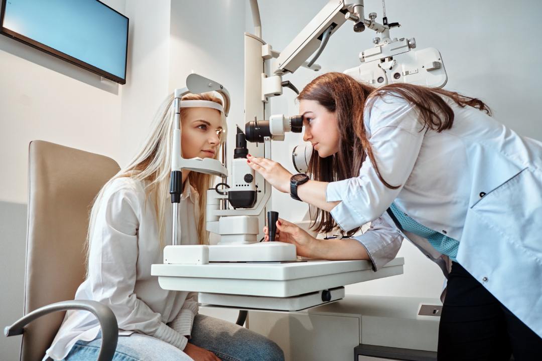 Oculista realizando una tonometría a una mujer
